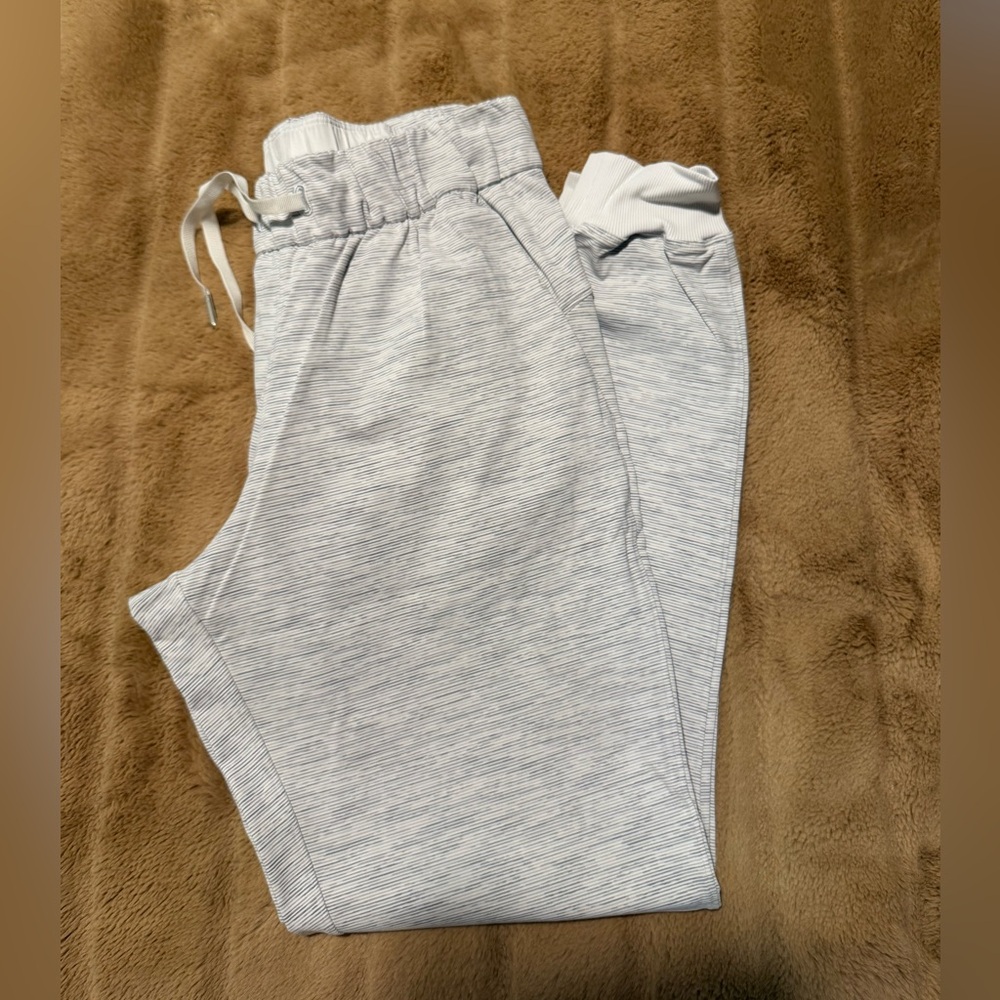 Lululemon On The Fly Jogger Luxtreme Size 4 Wee are from space